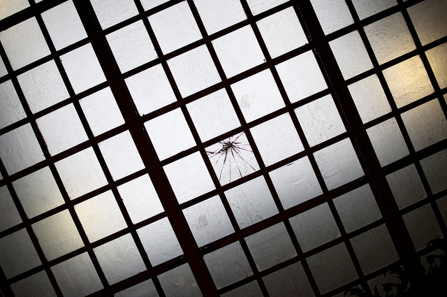Balle dans plafond de verre par RemiJDN, via Flickr CC