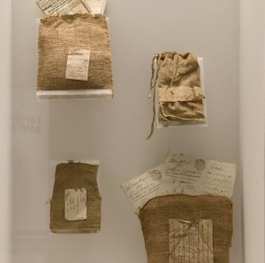 Ces sacs-là n'ont pas encore été vidés. Photo: Archives Nationales. 